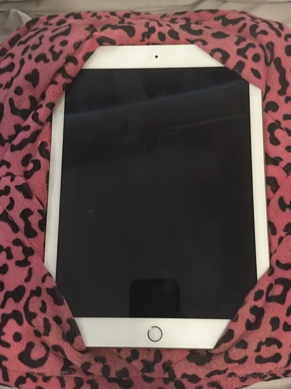 Used iPad 6th Generation Rose Gold 32 GB​